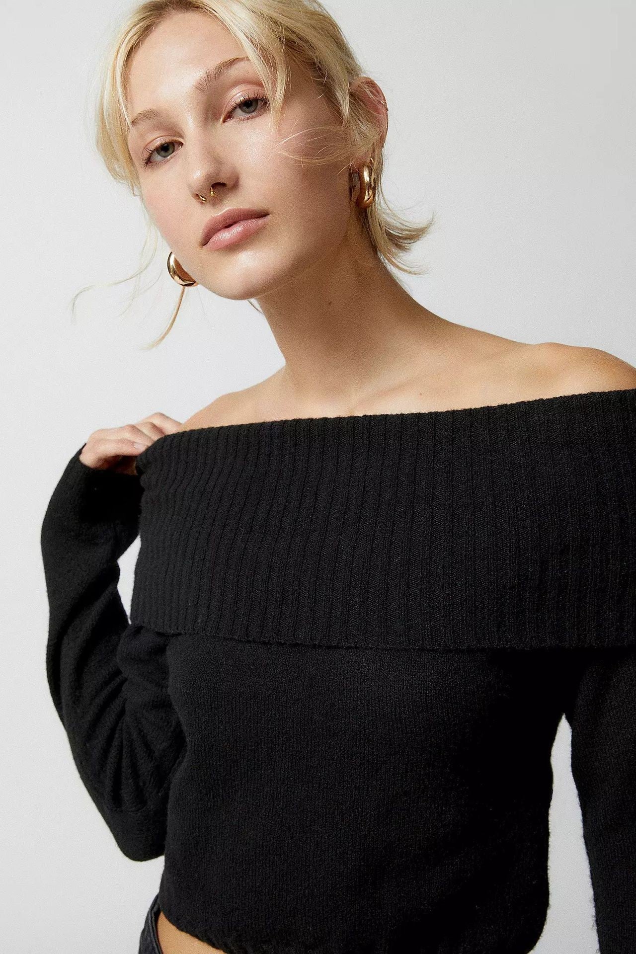 Long-sleeved sweater T-shirt and off shoulders