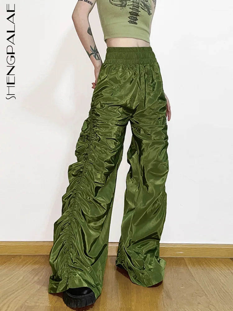 Wide and loose trousers with cuffs