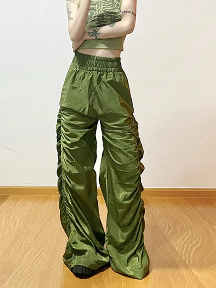 Wide and loose trousers with cuffs