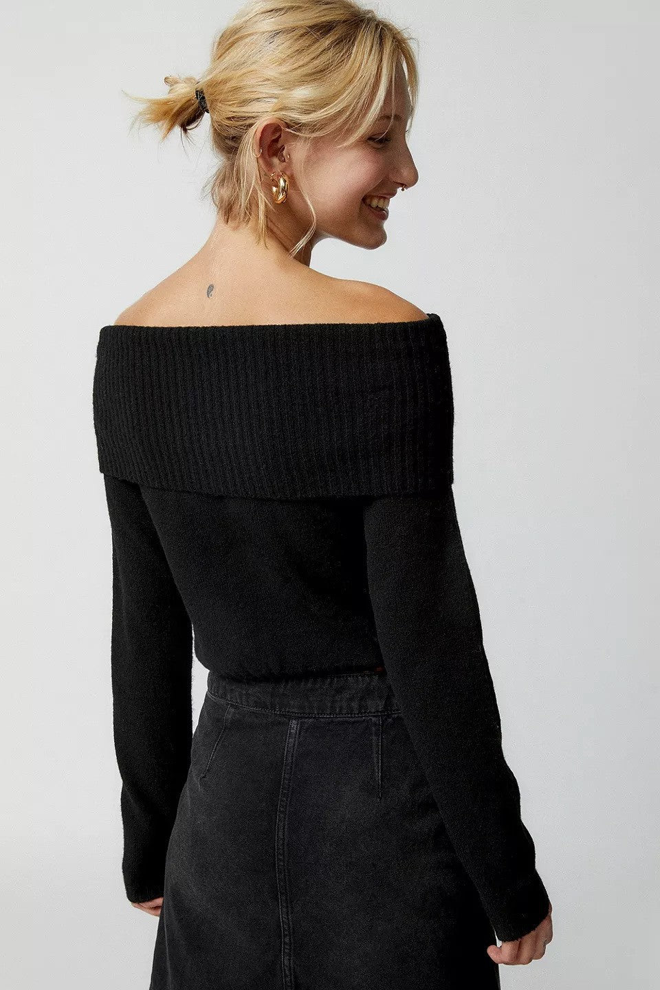 Long-sleeved sweater T-shirt and off shoulders