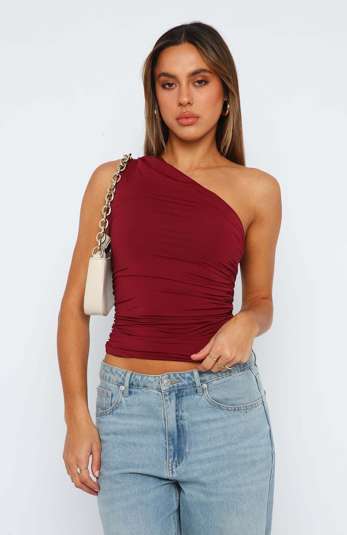 Diagonal shoulder sleeveless T-shirt