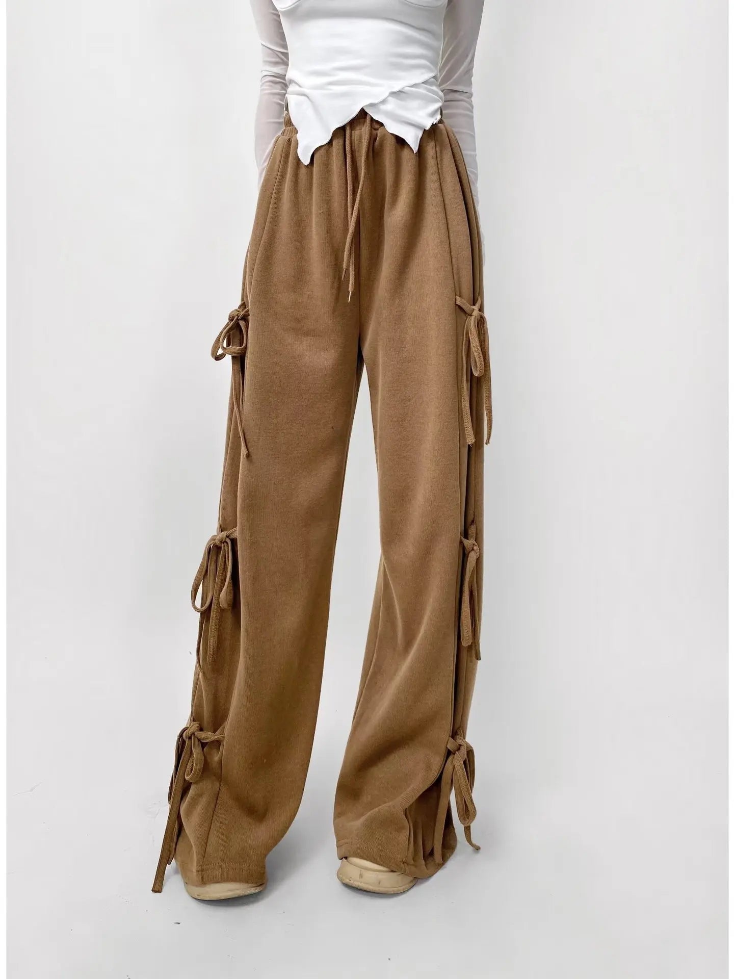 Wide, loose sweatpants with bows