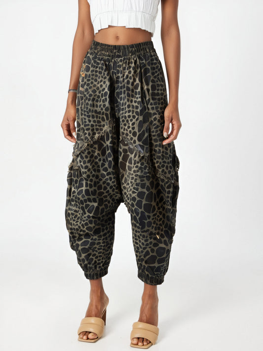 Oversized and loose pants with a leopard print