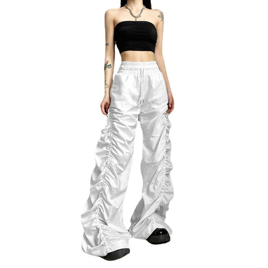 Wide and loose trousers with cuffs