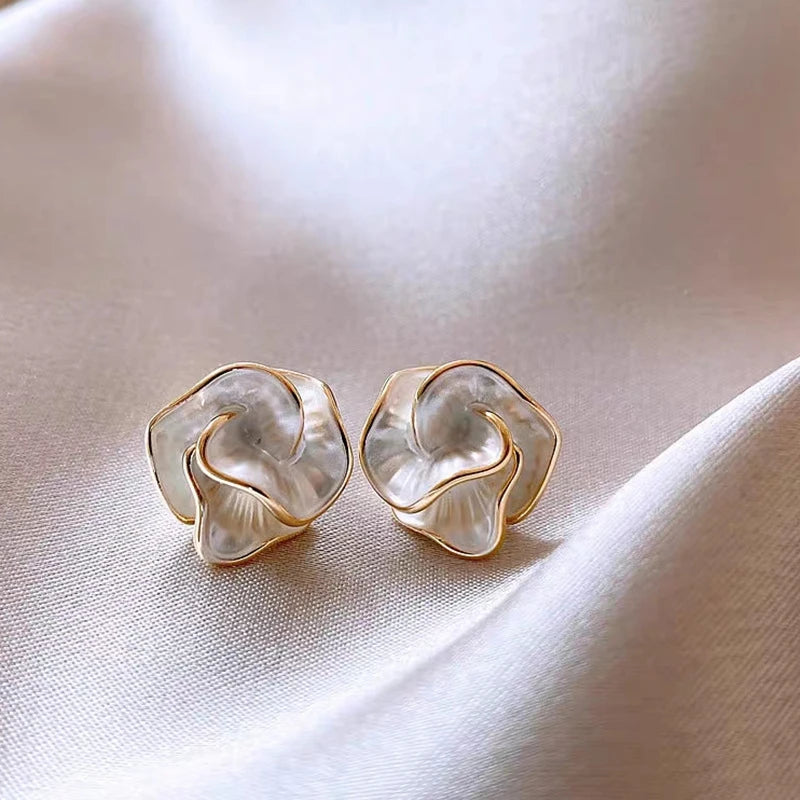 Shell-shaped earrings