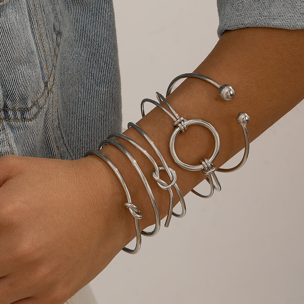 Knots-shaped bracelets