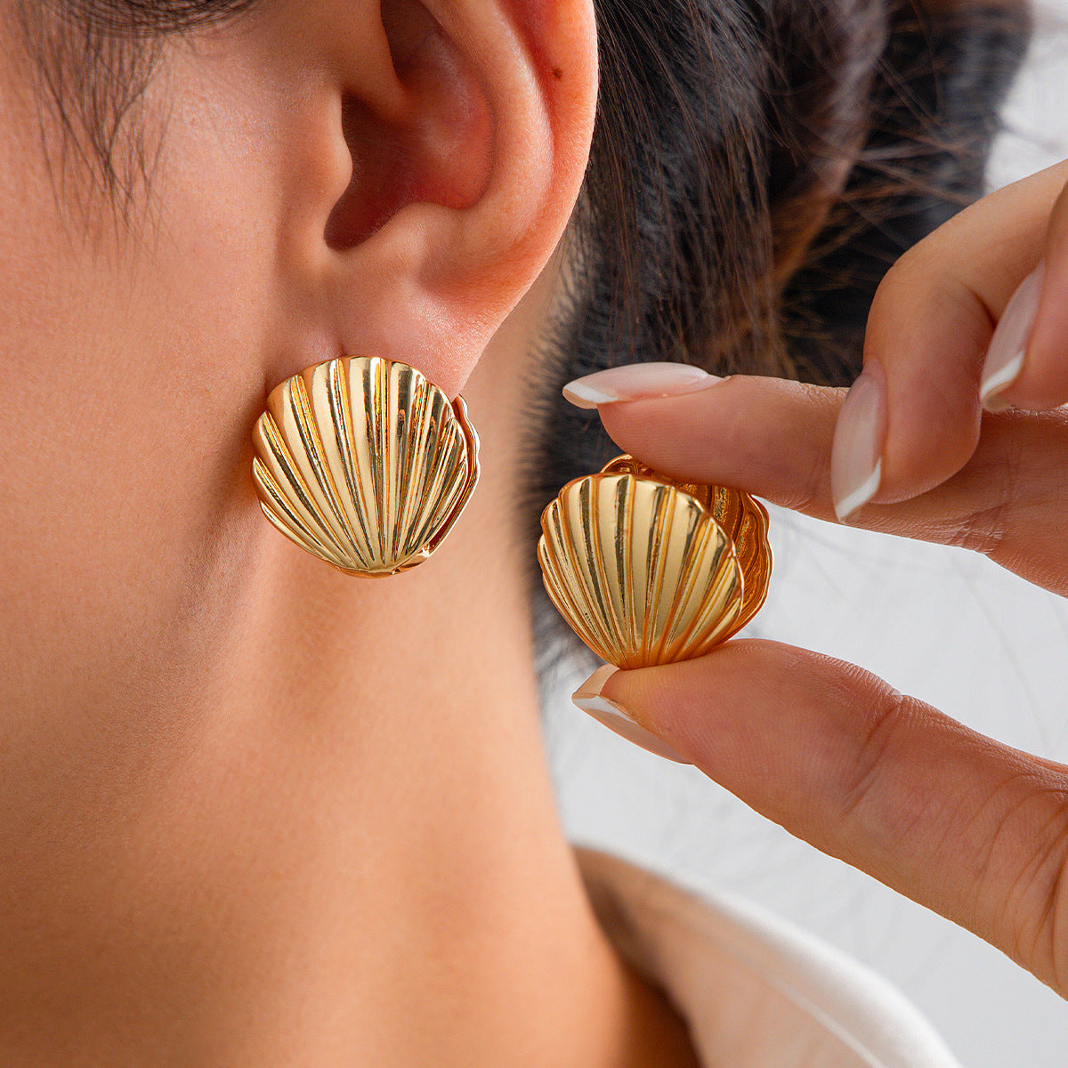 Shell and tear-shaped earrings