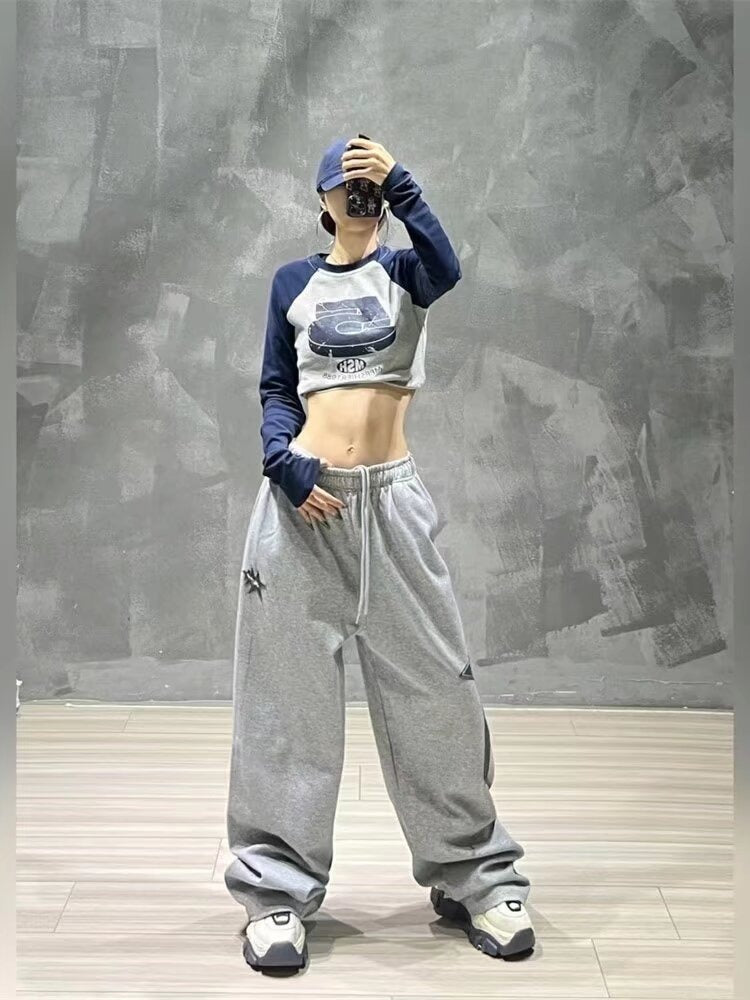 Wide, loose sweatpants with a star print