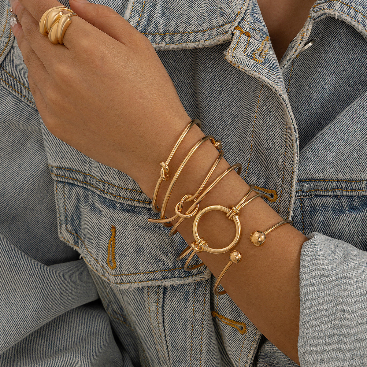 Knots-shaped bracelets