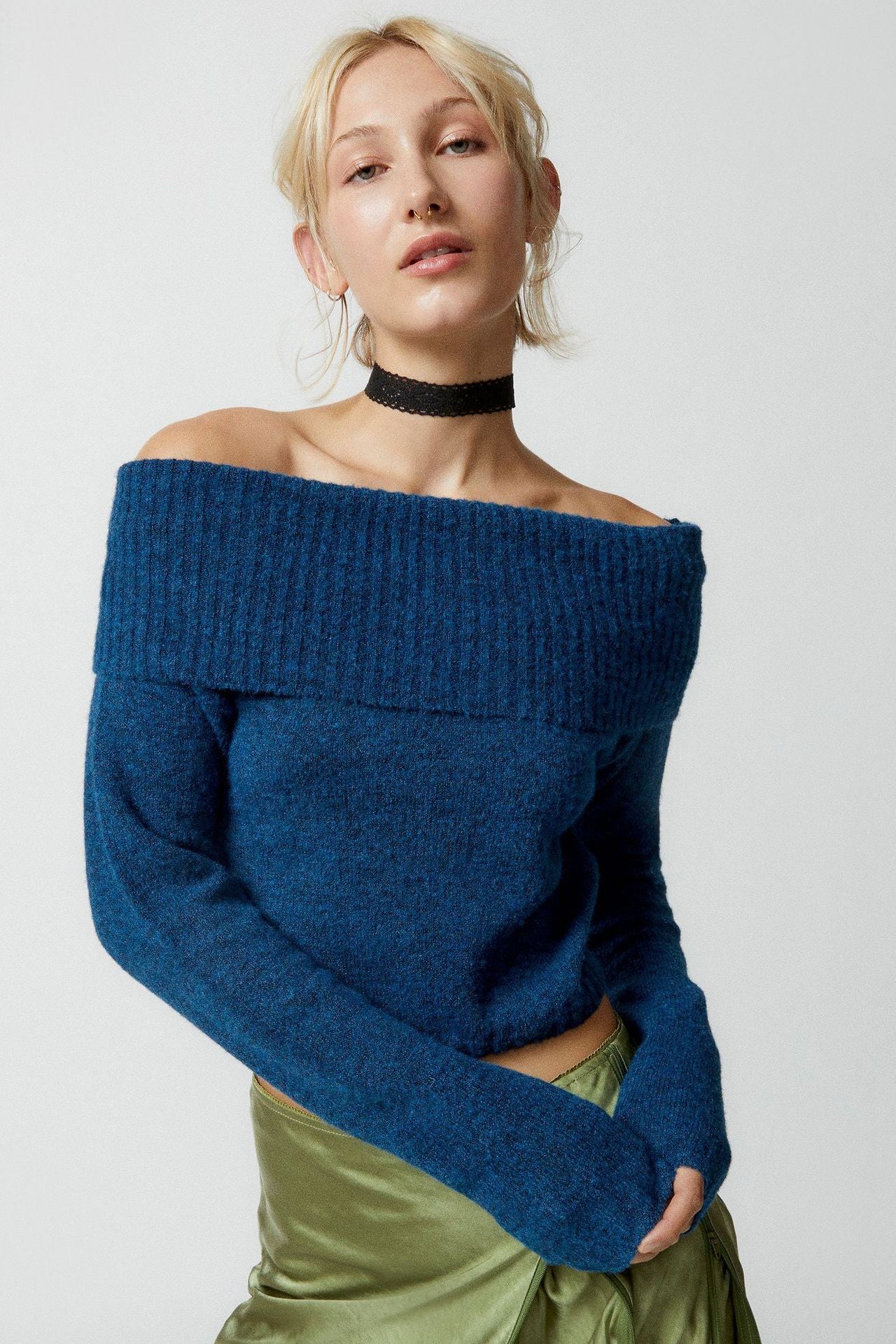 Long-sleeved sweater T-shirt and off shoulders