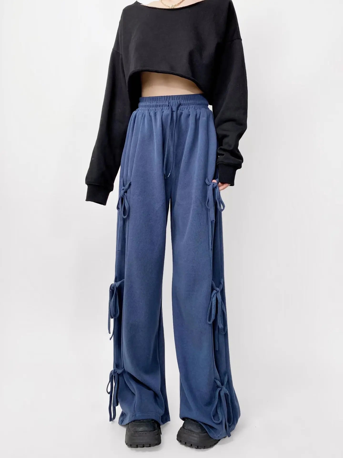 Wide, loose sweatpants with bows