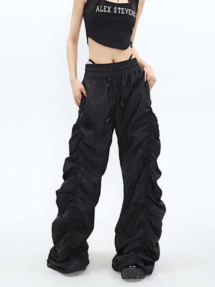 Wide and loose trousers with cuffs