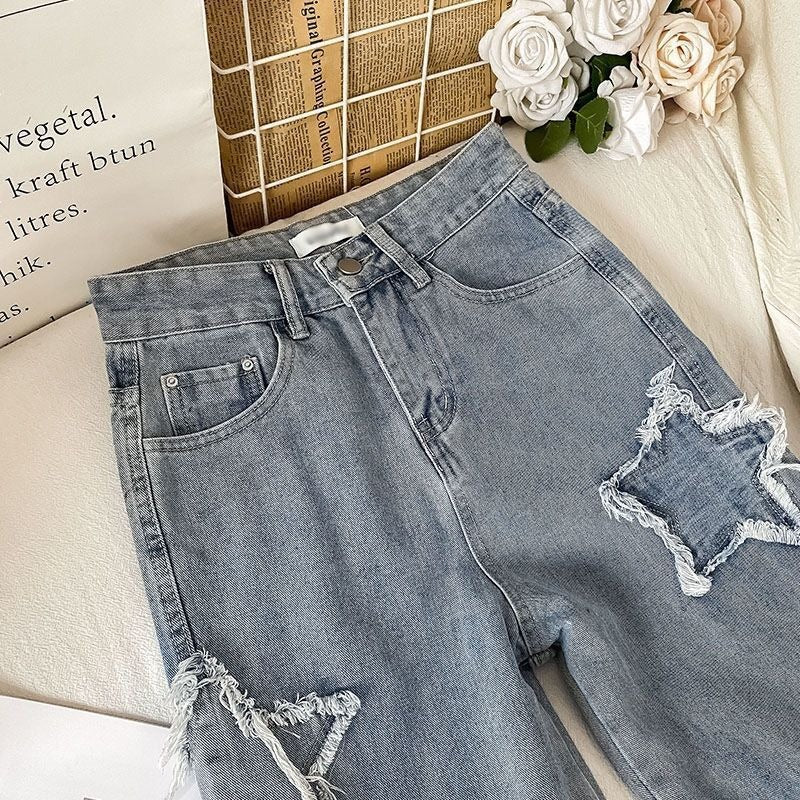 Straight, loose jeans with sewn-on stars