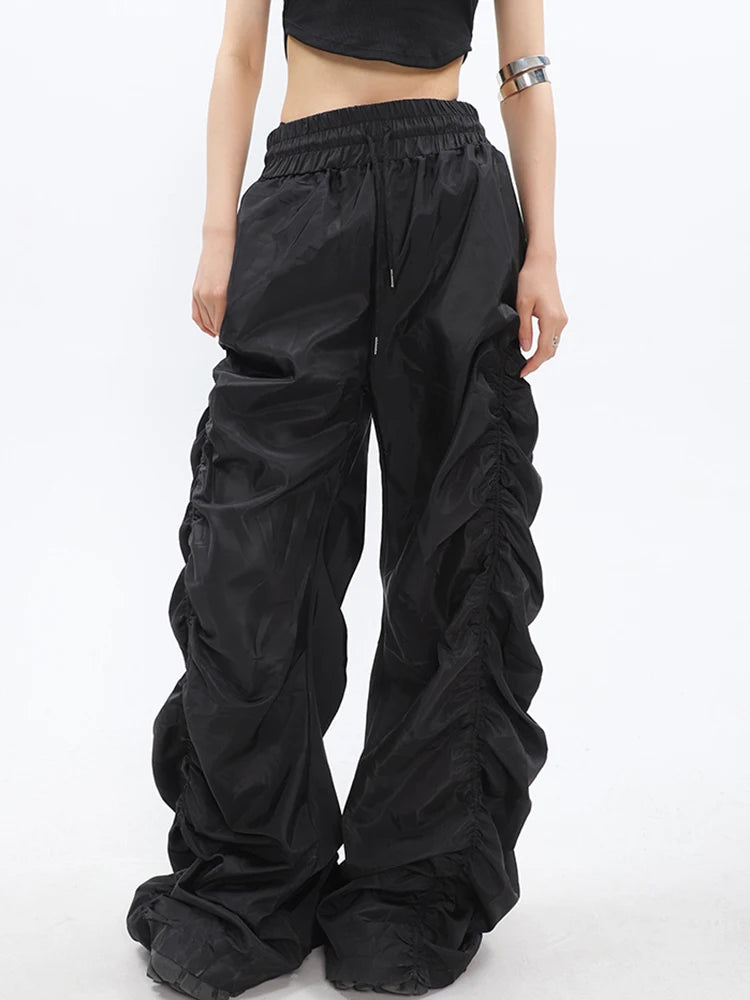 Wide and loose trousers with cuffs