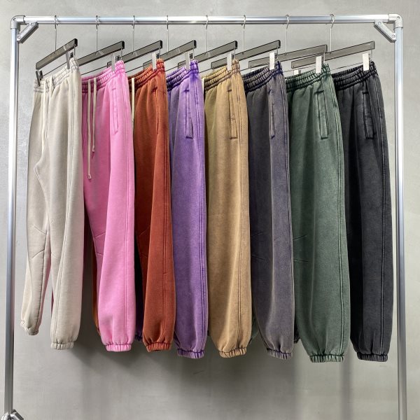 Stylish pants with a washed motif