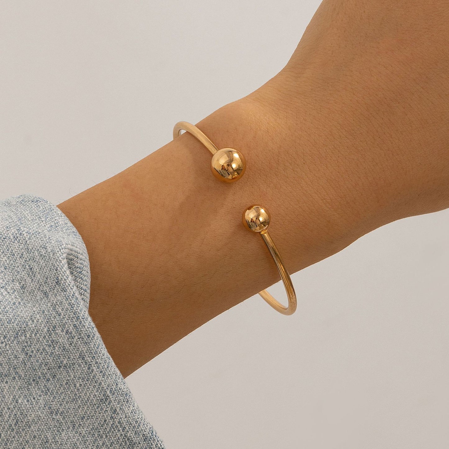 Knots-shaped bracelets