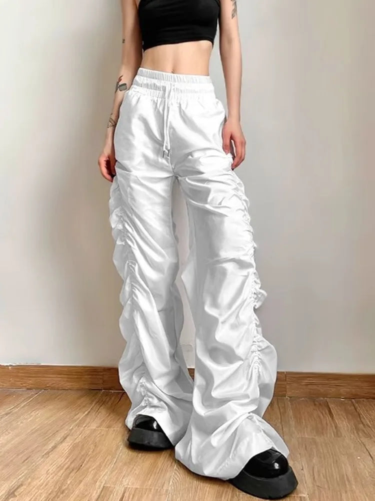 Wide and loose trousers with cuffs