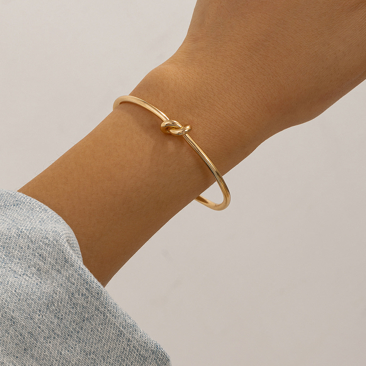 Knots-shaped bracelets