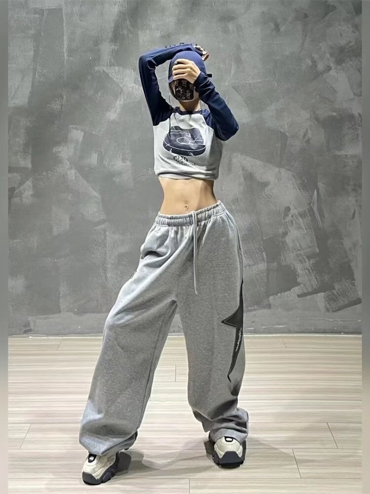 Wide, loose sweatpants with a star print