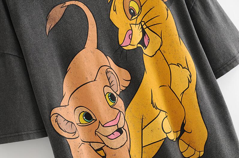 Loose T-shirt with a print from the movie The Lion King