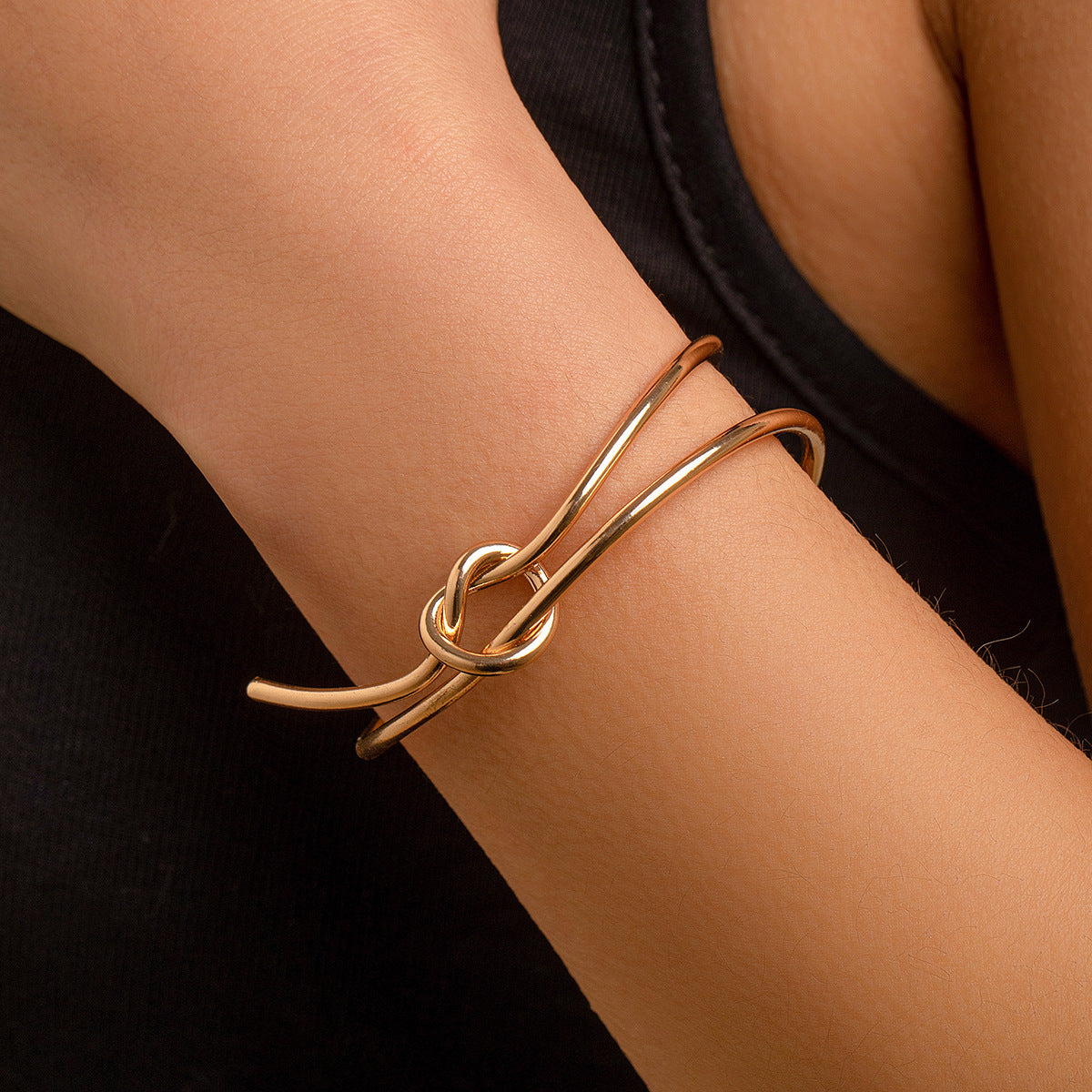 Knots-shaped bracelets