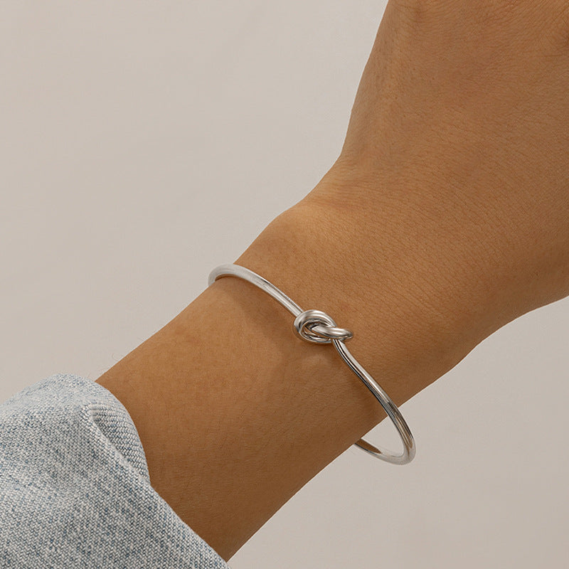 Knots-shaped bracelets