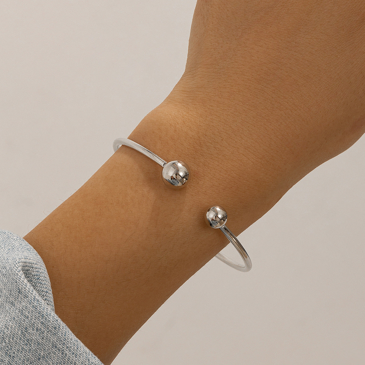 Knots-shaped bracelets