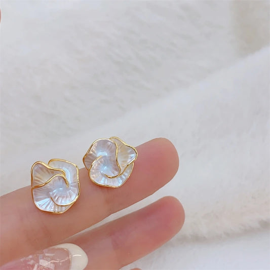 Shell-shaped earrings