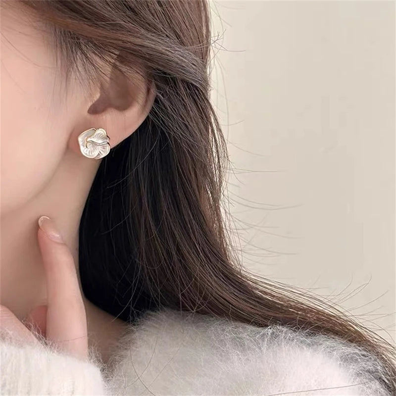 Shell-shaped earrings